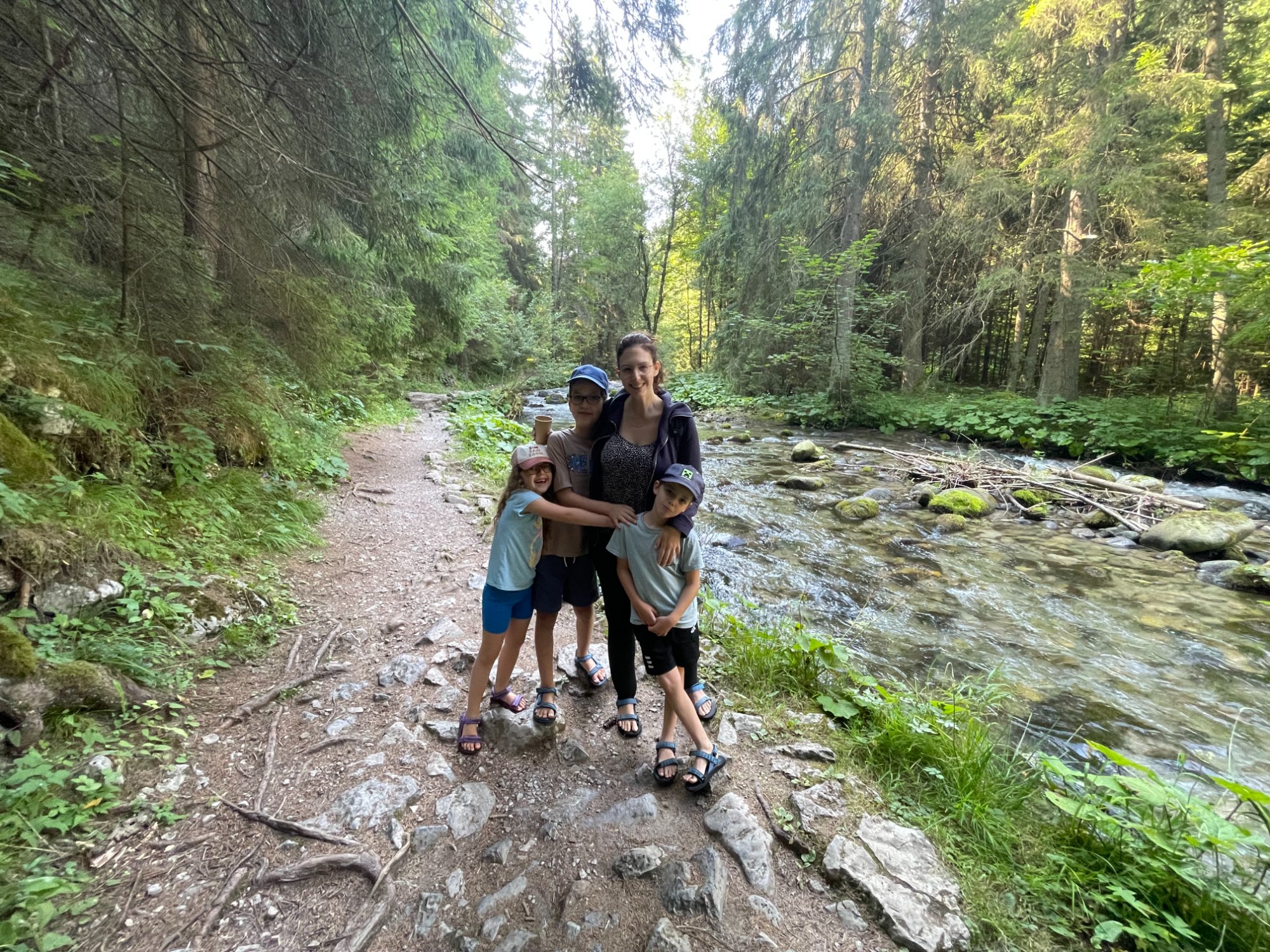 הליכה ביער סלובקיה עם ילדים