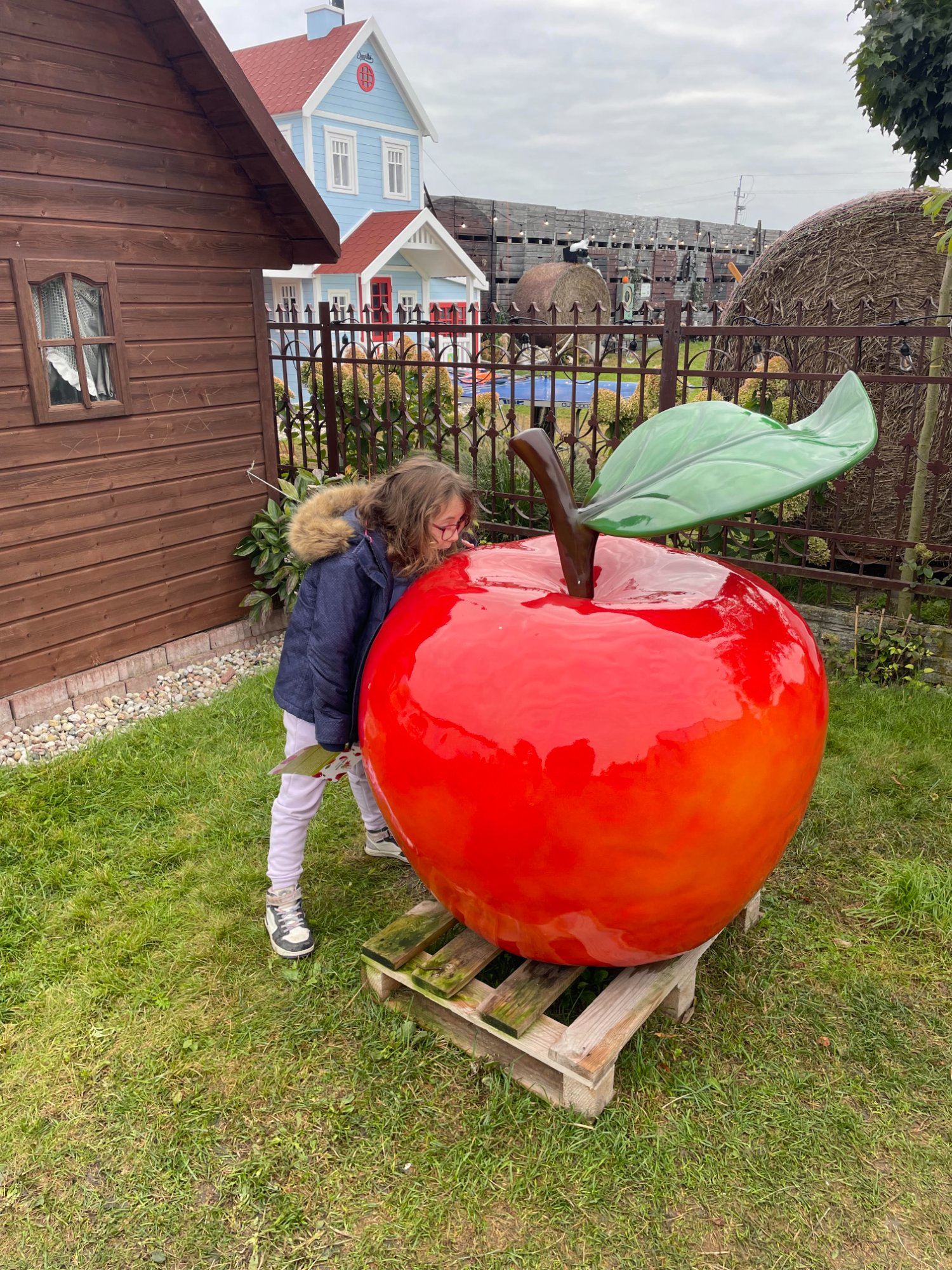 ילדה עם תפוח ענק